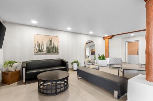 Lobby, Lexington Inn and Suites - Goodyear-West Phoenix in Goodyear