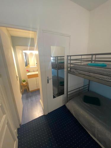 Chambre intérieure de 4 avec Salle de Bain privée Centre Lourdes