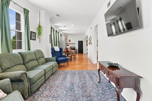 . Charming Historic Retreat in Walkable Chapman