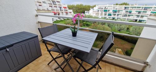 Cozy studio with a sunny balcony, close to the beach