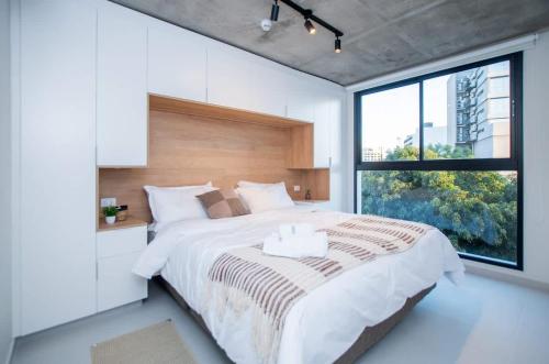 Modern Apt Near Malls with Pool Gym and Workspace