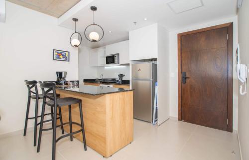 City View Apt with Workspace Pool and Gym Access