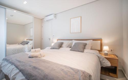 Vibrant Stay with Rooftop BBQ Pool and Near Malls