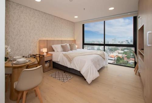 Bright Studio with Gym Rooftop Pool and City Views