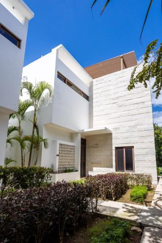Soulful 3 Bedroom Home Steps from the Beach in Акумал
