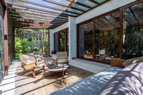 Soulful 3 Bedroom Home Steps from the Beach in Акумал
