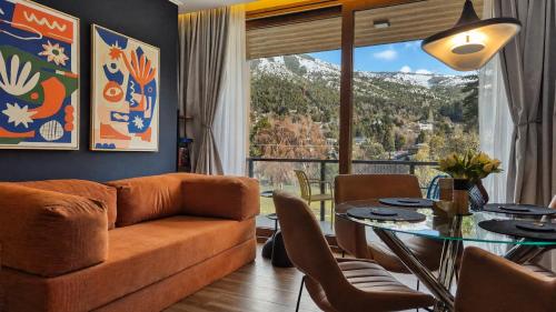 1BR home for 4 guests with heated pool, mountain view and dishwasher