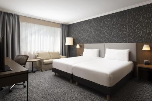 1 king bed, 2 twin beds