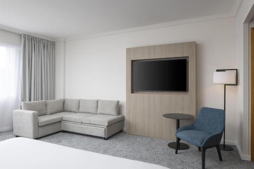 1 king bed, 1 sofa bed