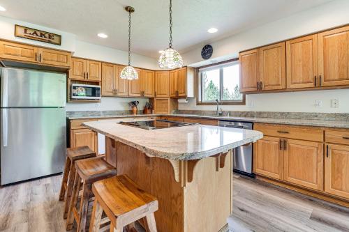 Lake Roosevelt Retreat Lake: Mtn Views, Game Room in Davenport (WA)
