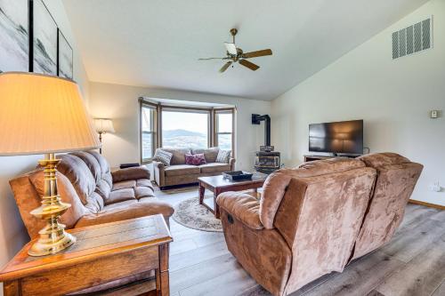 Lake Roosevelt Retreat Lake: Mtn Views, Game Room in Davenport (WA)