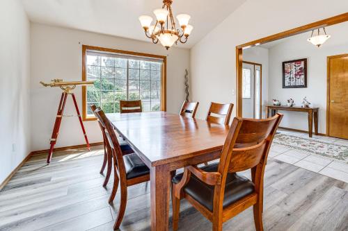 Lake Roosevelt Retreat Lake: Mtn Views, Game Room in Davenport (WA)