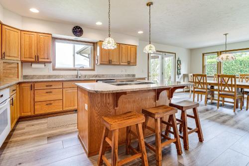 Lake Roosevelt Retreat Lake: Mtn Views, Game Room in Davenport (WA)