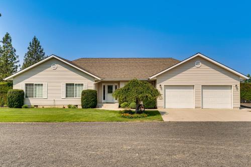 Lake Roosevelt Retreat Lake: Mtn Views, Game Room in Davenport (WA)