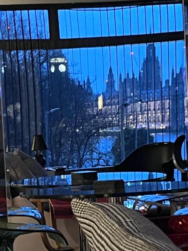 Luxury Designer Apartment River view of Parliament Westminster Big Ben. 4