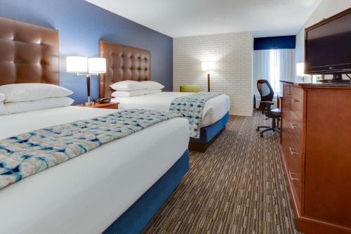 2 queen beds