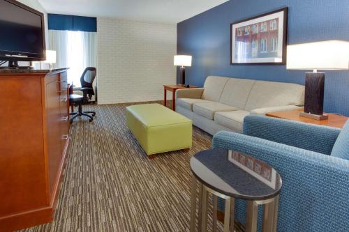 2 queen beds, 1 sofa bed