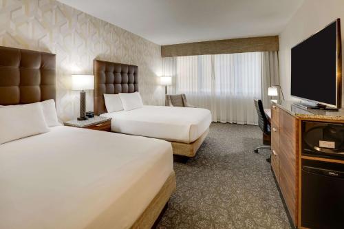 2 queen beds