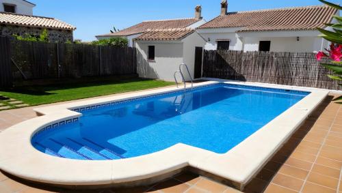 Casa con jardin privado y piscina comunitaria con 2 casas solo alquilamos a familias