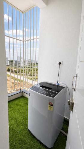 306 - Stylish 2BHK by Everloft | Balcony & Comfort