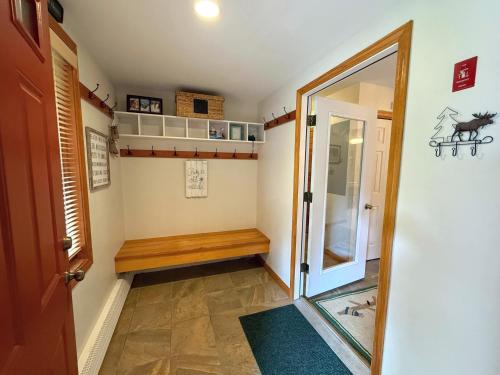 W75 Cozy Bretton Woods Retreat - Gas Fireplace - 2 min to Ski Area - Tennis Courts & Hiking Trails