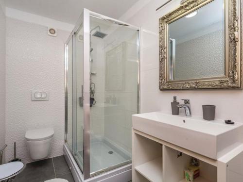 Vannas istaba, Countryside Villa Latin with Outdoor Swimming Pool - Four Bedroom Villa with Swimming Pool in Plaski