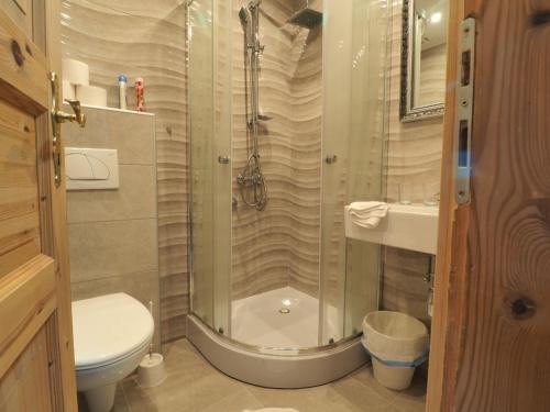 Bathroom, Apartments & Rooms Latin - Triple Room in Plaski