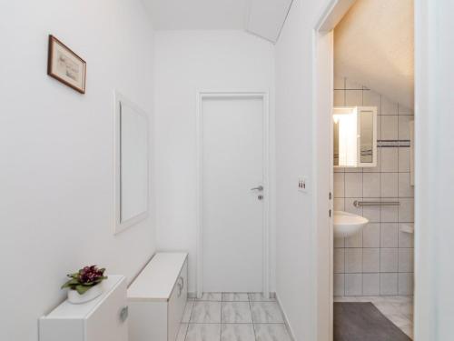 Villa Supetar Garden - Standard Two Bedroom Apartment with Terrace - image 4
