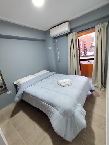 Comodo Departamento microcentro 1D, Confiable, con Balcon vista al cerro