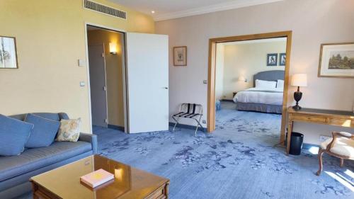 Suite, spa bathtub