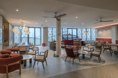Pub/Lounge, Marina Baie des Anges Hotel, Curio Collection by Hilton in Cagnes-sur-Mer