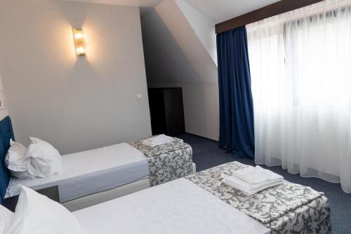 2 twin beds
