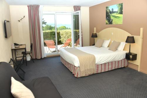 1 king bed, 1 double bed, 1 sofa bed