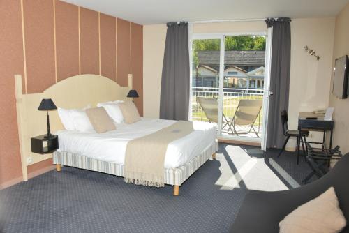 1 king bed, 2 twin beds, 1 sofa bed