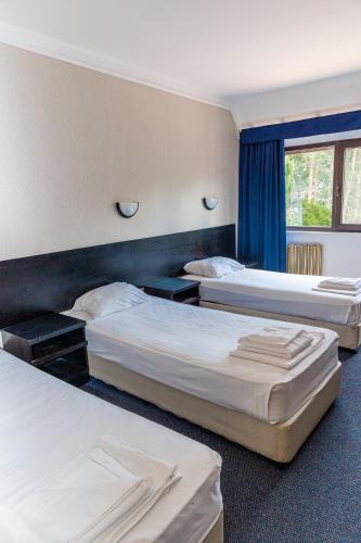 3 twin beds