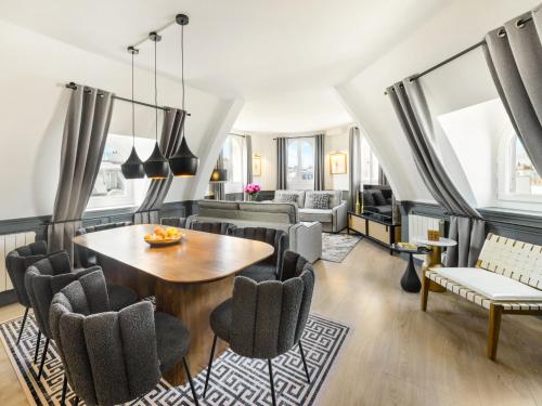 LivinParis - Luxury AC 2 & 3 Bedrooms Le Louvre, Paris