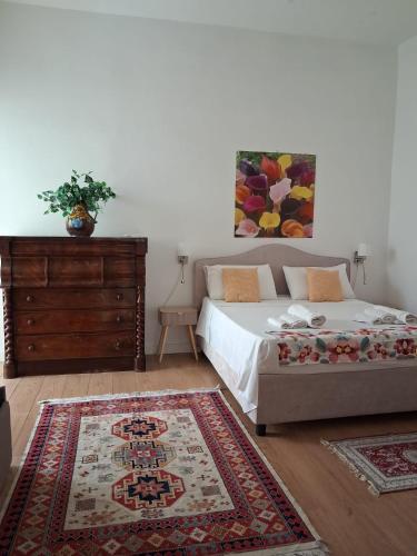 La Casa dietro l'Angolo, large two-room apartment in the center