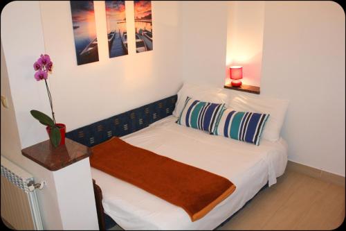 1 queen bed, 1 sofa bed