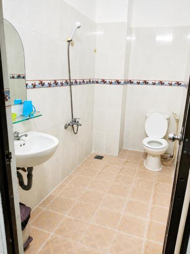 Ванная комната, Sứ Lạng Hotel - Only Accept Vietnamese Customers (Su Lang Hotel - Only Accept Vietnamese Customers) in Биньтан