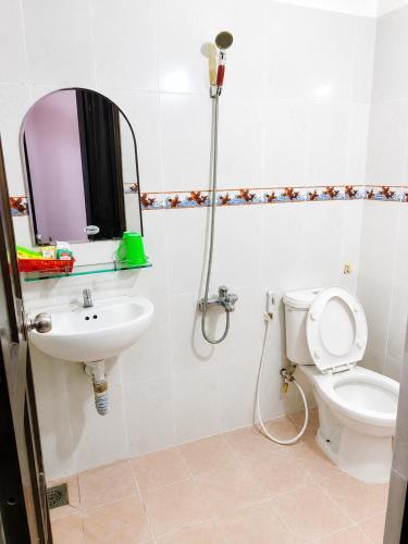 Ванная комната, Sứ Lạng Hotel - Only Accept Vietnamese Customers (Su Lang Hotel - Only Accept Vietnamese Customers) in Биньтан