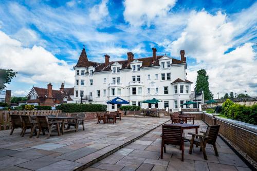 Exterior view, Thames Riviera Hotel in Slough