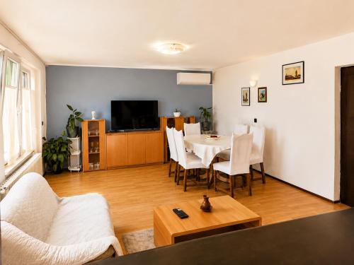 Shared lounge/TV area, Guest House Tomsic in Pomjan