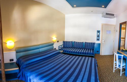 1 queen bed, 1 bunk bed