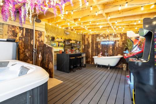 Beach House - Luxury 3-BDR - Guests 6 - WiFi - Hot Tub - Free On-Street Parking
