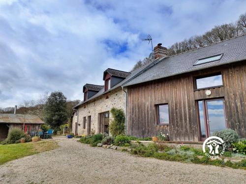 Gîte Les Loges du Bas, 13 personnes (Gite Les Loges du Bas, 13 personnes) in Pre-en-Pail