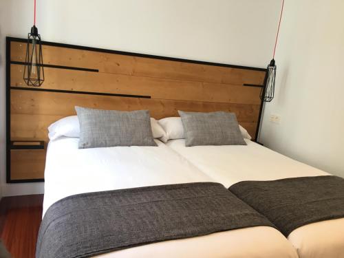 Double Room with Balcony image 5
