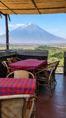 Eagle Nest lake Natron Lodge in Нгоронгоро