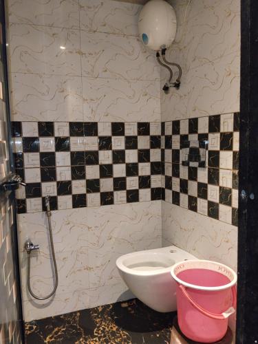 Bad, Bhumi Dormitory Near Us Embassy BKC Only Males in Dadar