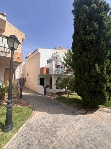 Playa, piscinas y jardines