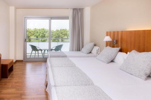 2 twin beds, 1 sofa bed